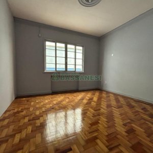 Casa Comercial com 550m², 3 dormitórios, 2 vagas, no bairro São Pelegrino em Caxias do Sul para Alugar