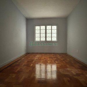 Casa Comercial com 550m², 3 dormitórios, 2 vagas, no bairro São Pelegrino em Caxias do Sul para Alugar