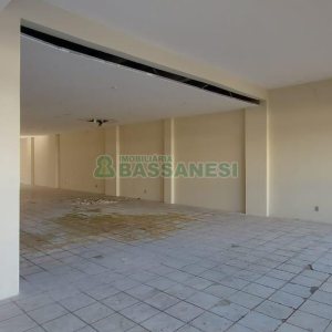 Loja com 320m², no bairro Nossa Senhora de Lourdes em Caxias do Sul para Alugar