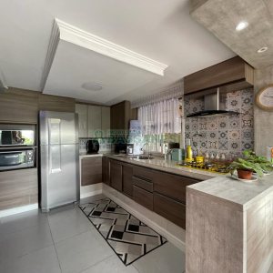 Casa Mobiliada com 105m², 3 dormitórios, 1 vaga, no bairro Marechal Floriano em Caxias do Sul para Comprar