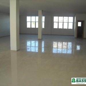 Loja com 224m², no bairro Charqueadas em Caxias do Sul para Alugar ou Comprar