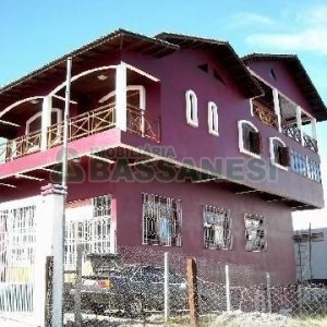 Casa com 361m², 3 dormitórios, 2 vagas, no bairro Fatima em Caxias do Sul para Comprar