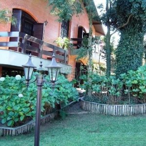 Casa com 600m², 5 dormitórios, 4 vagas, no bairro Saint Etienne em Caxias do Sul para Comprar