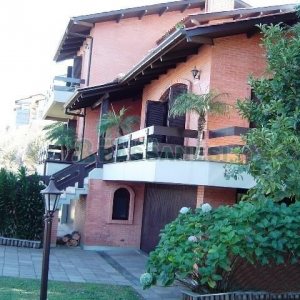 Casa com 600m², 5 dormitórios, 4 vagas, no bairro Saint Etienne em Caxias do Sul para Comprar