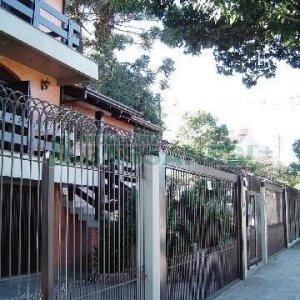 Casa com 600m², 5 dormitórios, 4 vagas, no bairro Saint Etienne em Caxias do Sul para Comprar