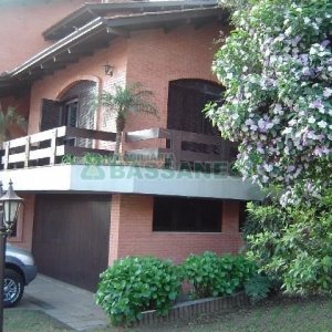 Casa com 600m², 5 dormitórios, 4 vagas, no bairro Saint Etienne em Caxias do Sul para Comprar