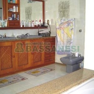 Casa com 600m², 5 dormitórios, 4 vagas, no bairro Saint Etienne em Caxias do Sul para Comprar