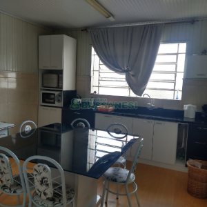 Casa Comercial com 120m², 5 dormitórios, 2 vagas, no bairro Madureira em Caxias do Sul para Comprar