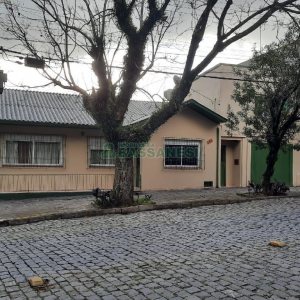 Casa Comercial com 120m², 5 dormitórios, 2 vagas, no bairro Madureira em Caxias do Sul para Comprar