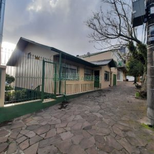 Casa Comercial com 120m², 5 dormitórios, 2 vagas, no bairro Madureira em Caxias do Sul para Comprar