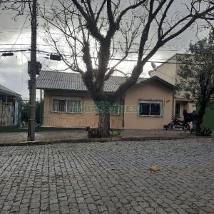 Casa Comercial com 120m², 5 dormitórios, 2 vagas, no bairro Madureira em Caxias do Sul para Comprar