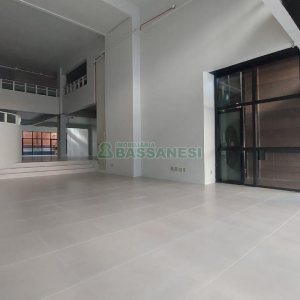 Loja com 451m², 2 vagas, no bairro Centro em Caxias do Sul para Alugar