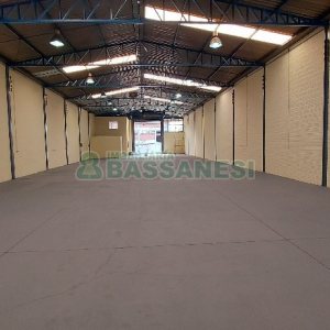 Pavilhão com 817m², no bairro Presidente Vargas em Caxias do Sul para Alugar