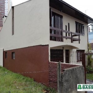 Casa Mobiliada com 250m², 3 dormitórios, 2 vagas, no bairro Medianeira em Caxias do Sul para Alugar