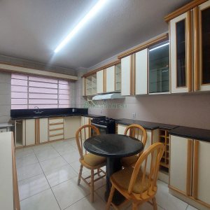 Apto Mobiliado com 130m², 4 dormitórios, 1 vaga, no bairro Centro em Caxias do Sul para Alugar