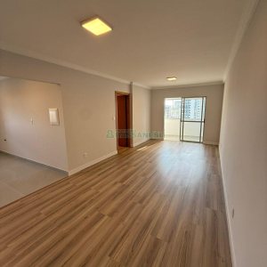 Apartamento com 94m², 3 dormitórios, 2 vagas, no bairro Rio Branco em Caxias do Sul para Comprar