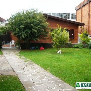 Casa com 150m², 3 dormitórios, 1 vaga, no bairro Pio X em Caxias do Sul para Comprar