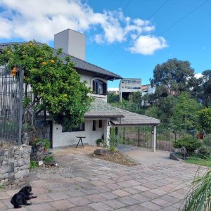 Casa Comercial com 270m², 5 dormitórios, no bairro Cinqüentenário em Caxias do Sul para Alugar