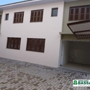 Sobrado, 2 dormitórios, 1 vaga, no bairro Kayser em Caxias do Sul para Alugar