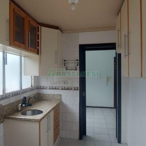 Apartamento com 77m², 2 dormitórios, 1 vaga, no bairro São Leopoldo em Caxias do Sul para Alugar