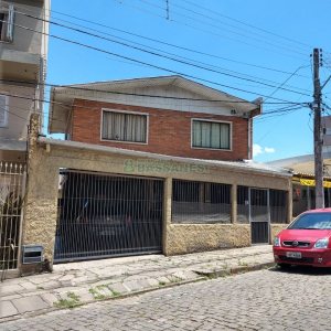 Casa com 200m², 5 dormitórios, 1 vaga, no bairro Pio X em Caxias do Sul para Comprar