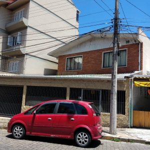 Casa com 200m², 5 dormitórios, 1 vaga, no bairro Pio X em Caxias do Sul para Comprar