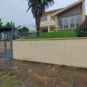 Casa Comercial com 270m², 3 dormitórios, 3 vagas, no bairro Centro em Caxias do Sul para Alugar