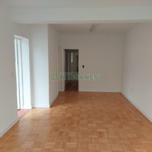 Casa Comercial com 270m², 3 dormitórios, 3 vagas, no bairro Centro em Caxias do Sul para Alugar