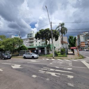 Casa com 300m², 4 dormitórios, 4 vagas, no bairro Centro em Caxias do Sul para Comprar