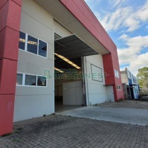 Pavilhão com 580m², 2 vagas, no bairro Cidade Nova em Caxias do Sul para Alugar