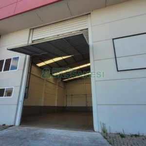 Pavilhão com 580m², 2 vagas, no bairro Cidade Nova em Caxias do Sul para Alugar