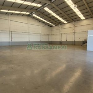 Pavilhão com 580m², 2 vagas, no bairro Cidade Nova em Caxias do Sul para Alugar