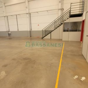 Pavilhão com 580m², 2 vagas, no bairro Cidade Nova em Caxias do Sul para Alugar