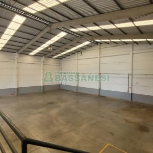 Pavilhão com 580m², 2 vagas, no bairro Cidade Nova em Caxias do Sul para Alugar