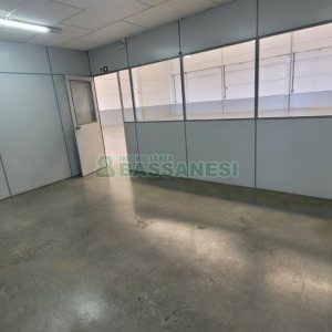 Pavilhão com 580m², 2 vagas, no bairro Cidade Nova em Caxias do Sul para Alugar