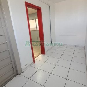 Pavilhão com 580m², 2 vagas, no bairro Cidade Nova em Caxias do Sul para Alugar