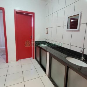 Pavilhão com 580m², 2 vagas, no bairro Cidade Nova em Caxias do Sul para Alugar