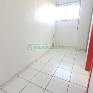 Pavilhão com 580m², 2 vagas, no bairro Cidade Nova em Caxias do Sul para Alugar