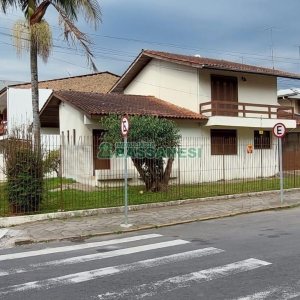 Casa Comercial com 194m², 3 dormitórios, 1 vaga, no bairro Lourdes em Caxias do Sul para Comprar