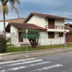 Casa Comercial com 194m², 3 dormitórios, 1 vaga, no bairro Lourdes em Caxias do Sul para Comprar