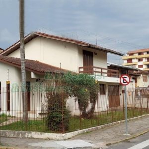 Casa Comercial com 194m², 3 dormitórios, 1 vaga, no bairro Lourdes em Caxias do Sul para Comprar