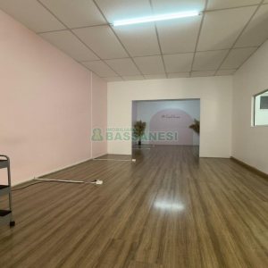 Loja Mobiliada com 298m², 1 vaga, no bairro Centro em Caxias do Sul para Comprar