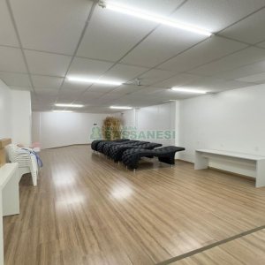 Loja Mobiliada com 298m², 1 vaga, no bairro Centro em Caxias do Sul para Comprar