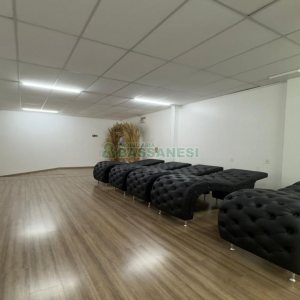 Loja Mobiliada com 298m², 1 vaga, no bairro Centro em Caxias do Sul para Comprar