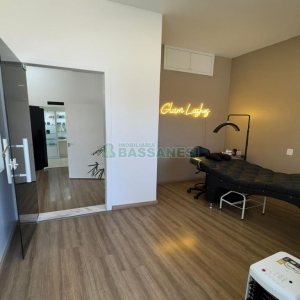 Loja Mobiliada com 298m², 1 vaga, no bairro Centro em Caxias do Sul para Comprar