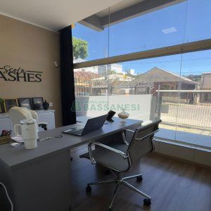 Loja Mobiliada com 298m², 1 vaga, no bairro Centro em Caxias do Sul para Comprar