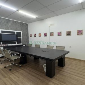 Loja Mobiliada com 298m², 1 vaga, no bairro Centro em Caxias do Sul para Comprar