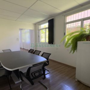 Loja Mobiliada com 298m², 1 vaga, no bairro Centro em Caxias do Sul para Comprar