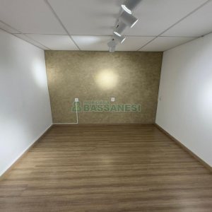 Loja Mobiliada com 298m², 1 vaga, no bairro Centro em Caxias do Sul para Comprar