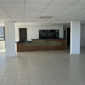 Sala com 380m², 2 vagas, no bairro Sanvitto em Caxias do Sul para Alugar ou Comprar